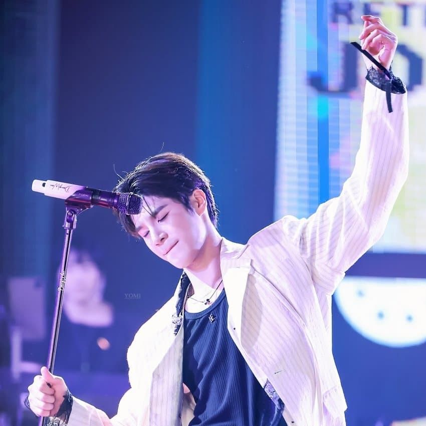 A moment captured by a fan of Jeong Dongwon