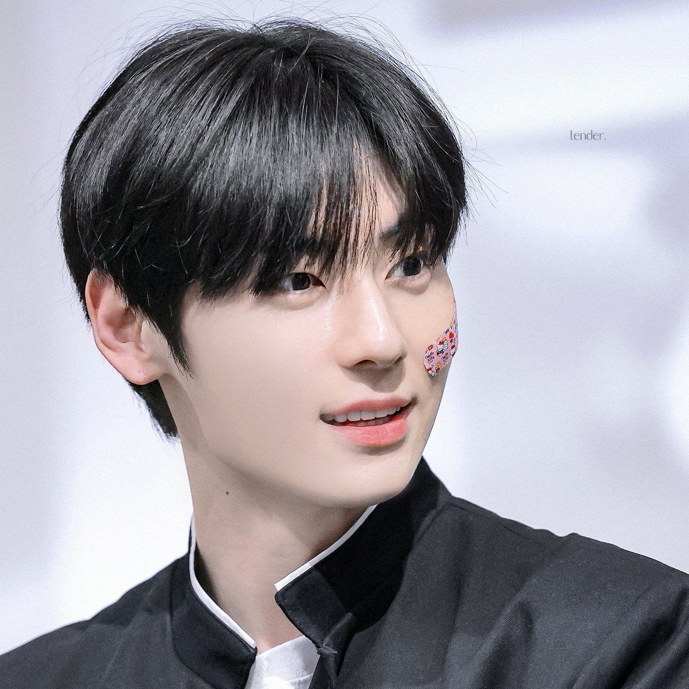 A moment captured by a fan of Hwang Minhyun