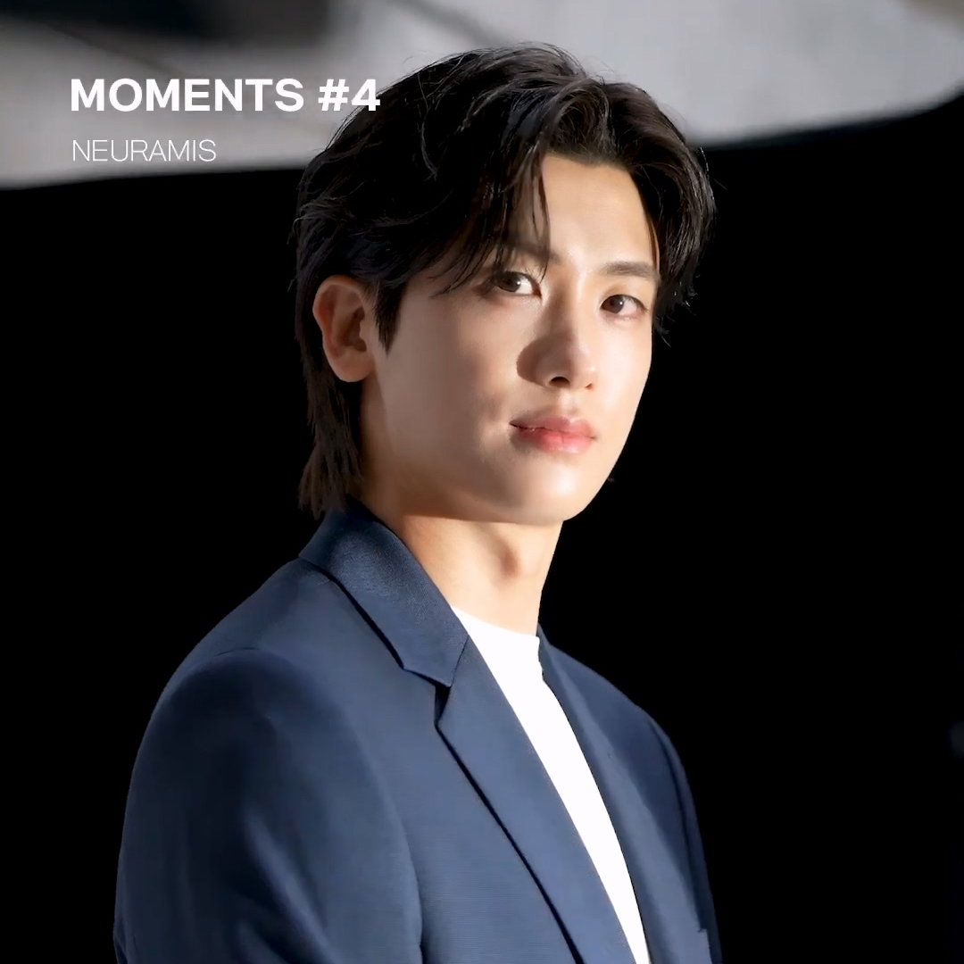 A moment captured by a fan of Park Hyungsik