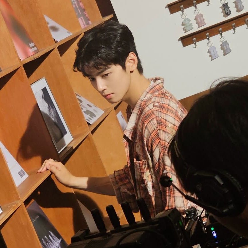 Cuplikan di balik layar dari Cha Eunwoo