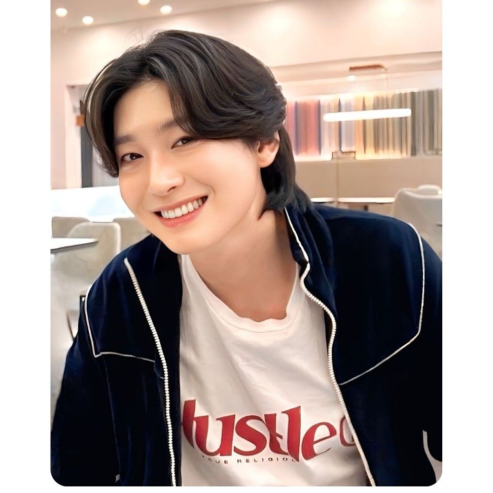 Behind-the-scenes cut of Kim Yongbin