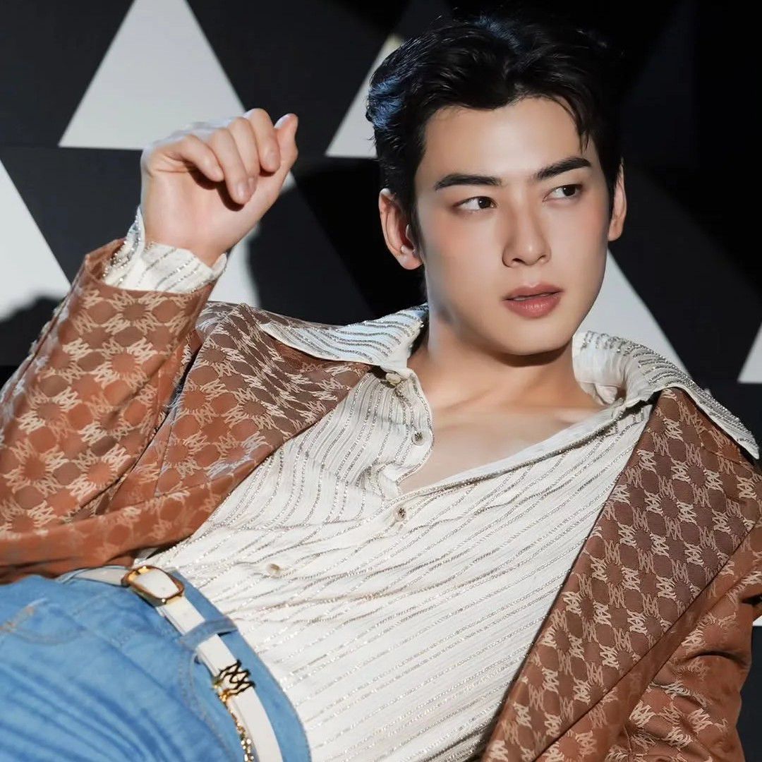 Behind-the-scenes cut of Cha Eunwoo