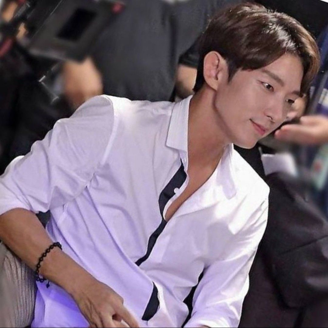 Behind-the-scenes cut of Lee Joongi