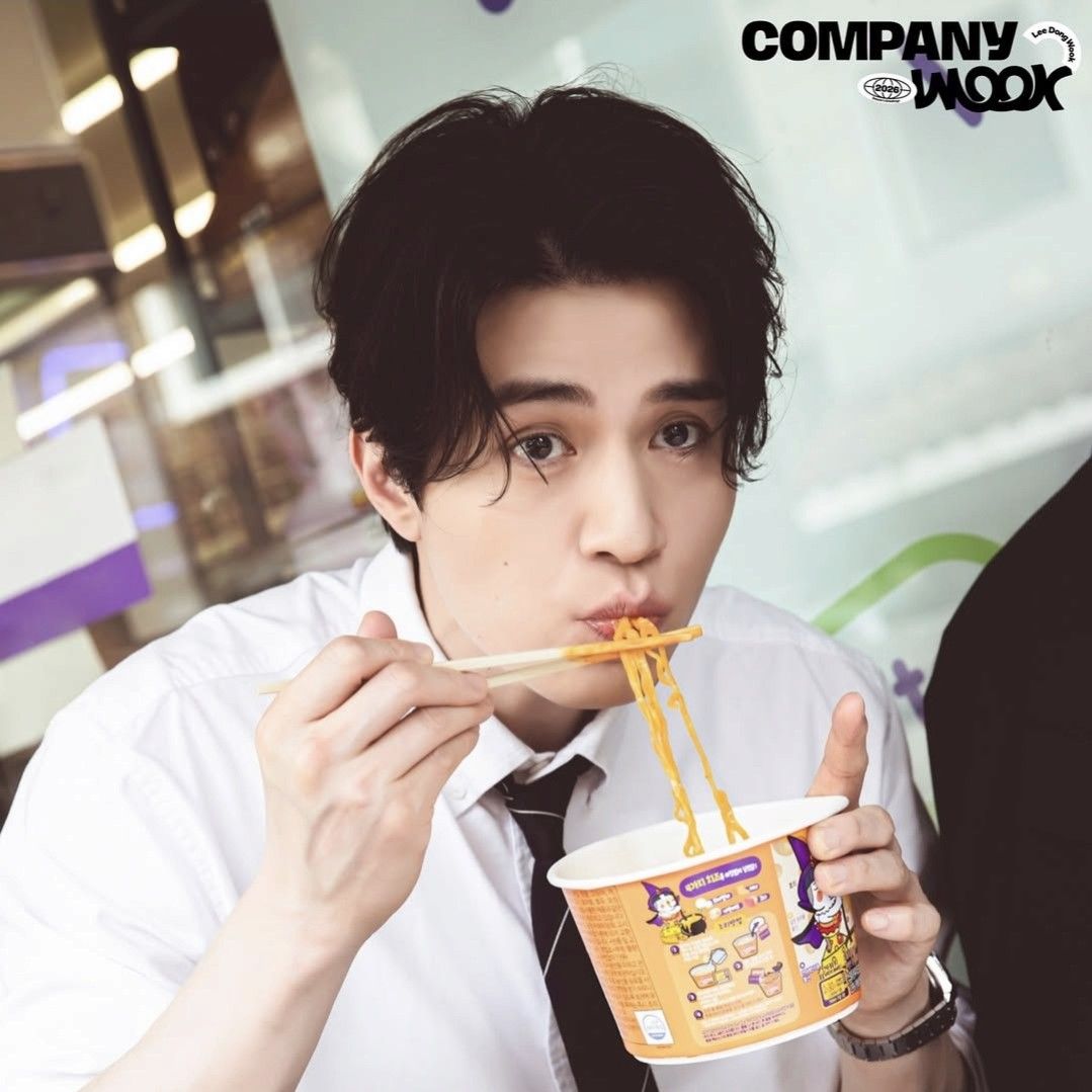 Behind-the-scenes cut of Lee Dongwook