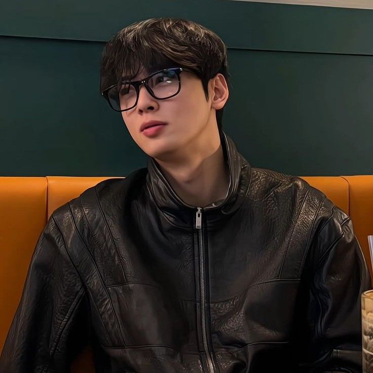 Behind-the-scenes cut of Cha Eunwoo