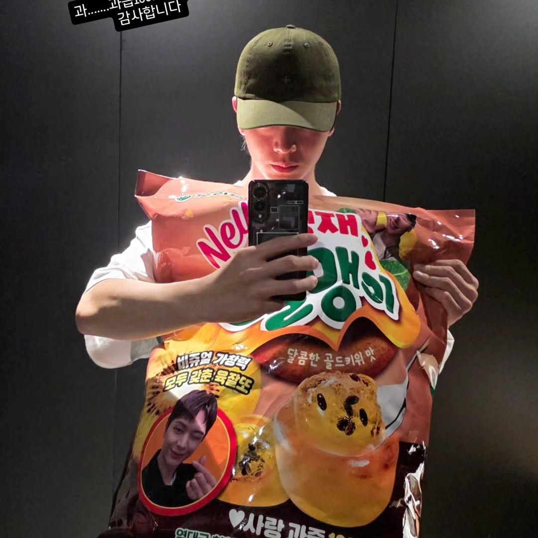 Behind-the-scenes cut of Yook Sungjae