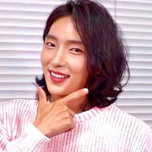 Behind-the-scenes cut of Lee Joongi