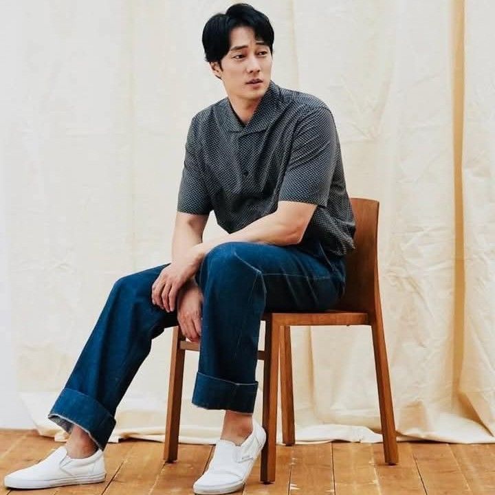 Behind-the-scenes cut of So Jisub