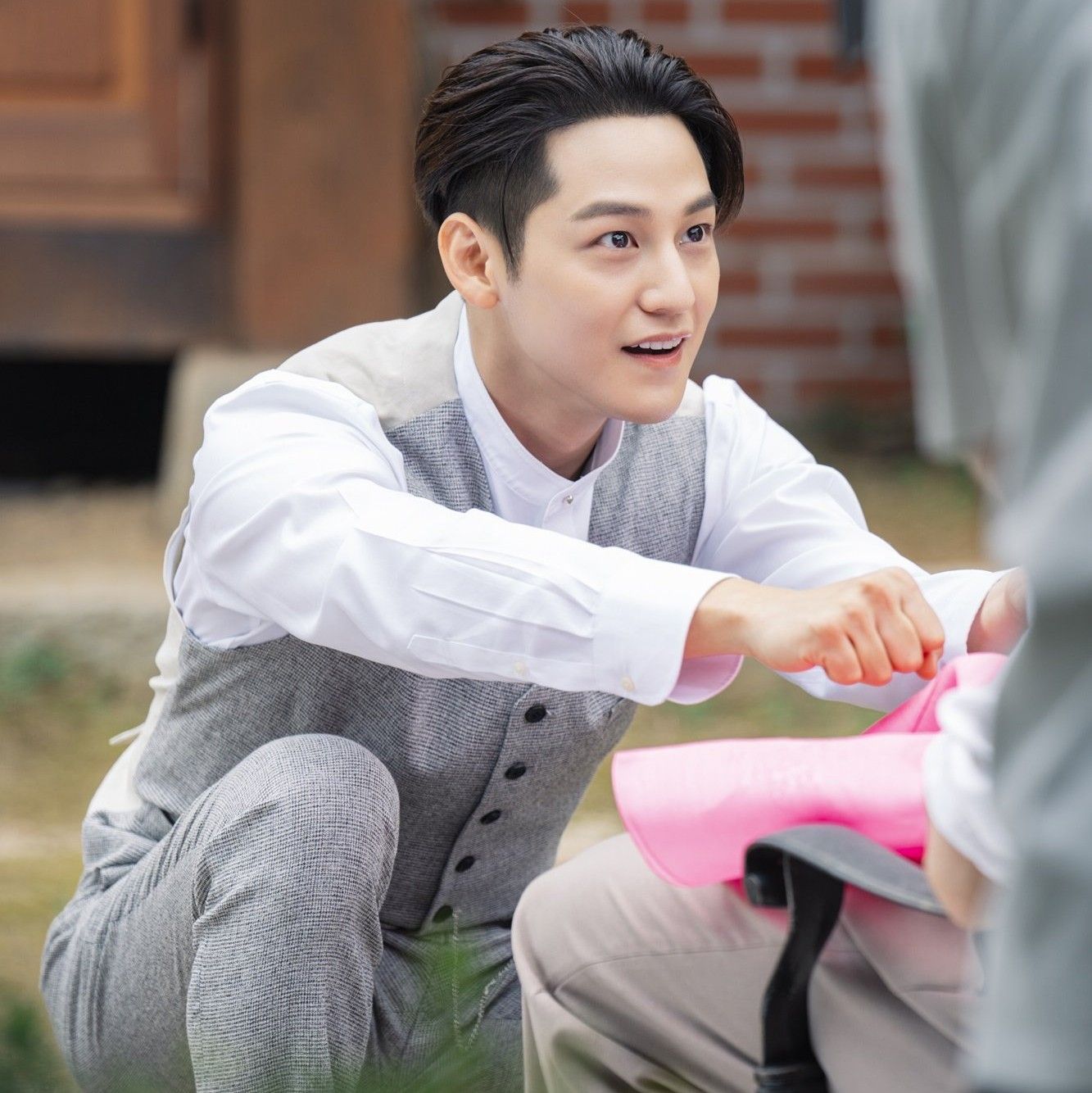 Behind-the-scenes cut of Kim Bum