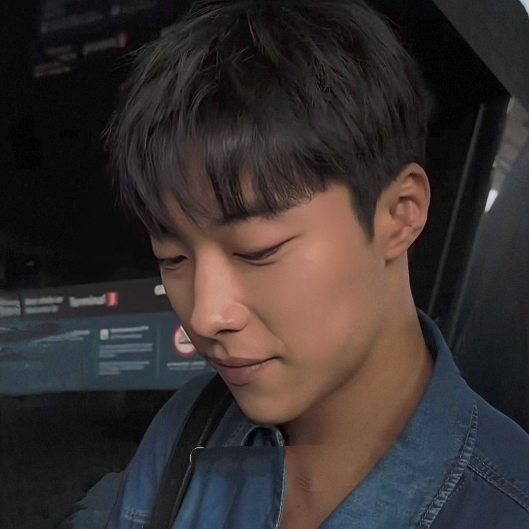 A moment captured by a fan of Woo Dohwan