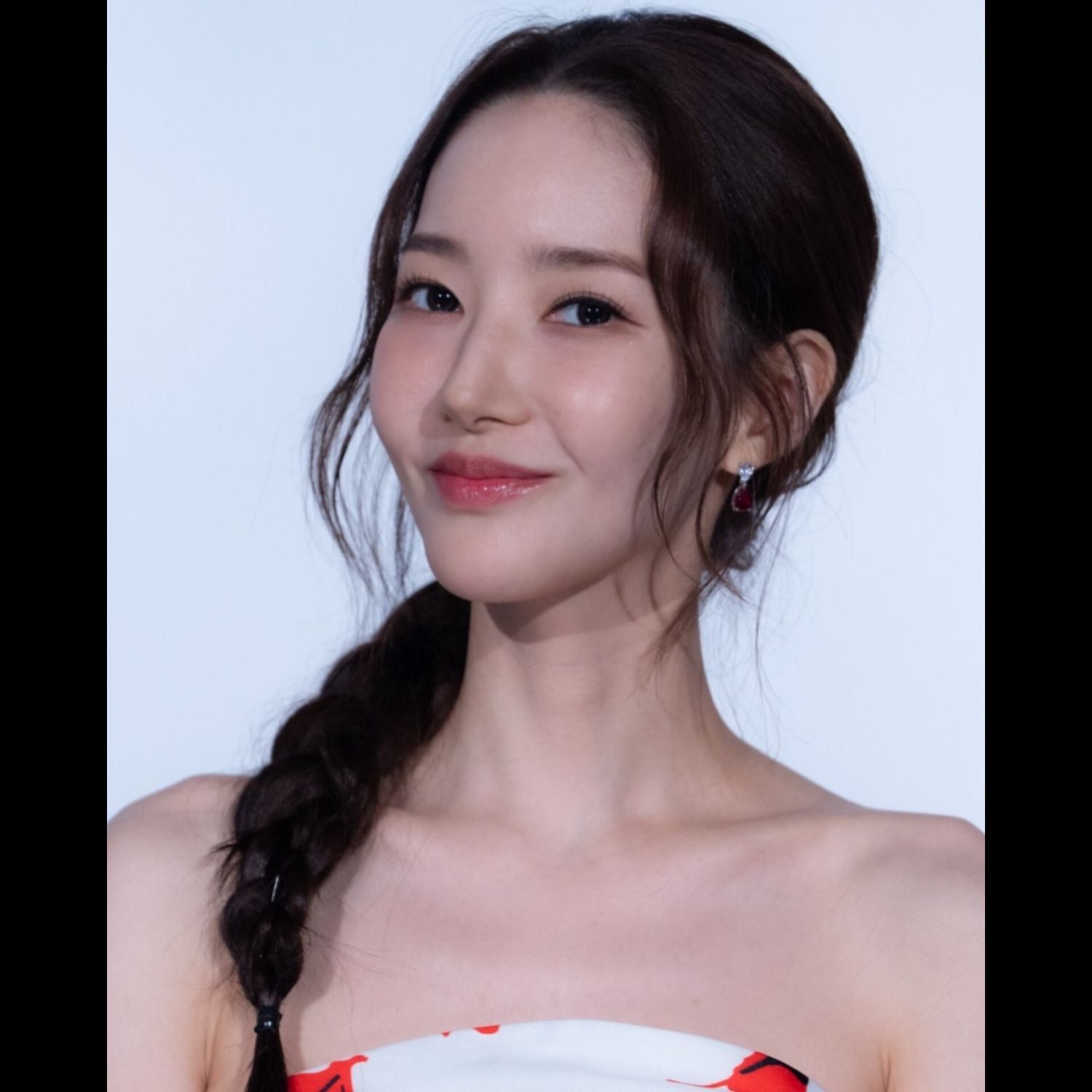 Behind-the-scenes cut of Park Minyoung