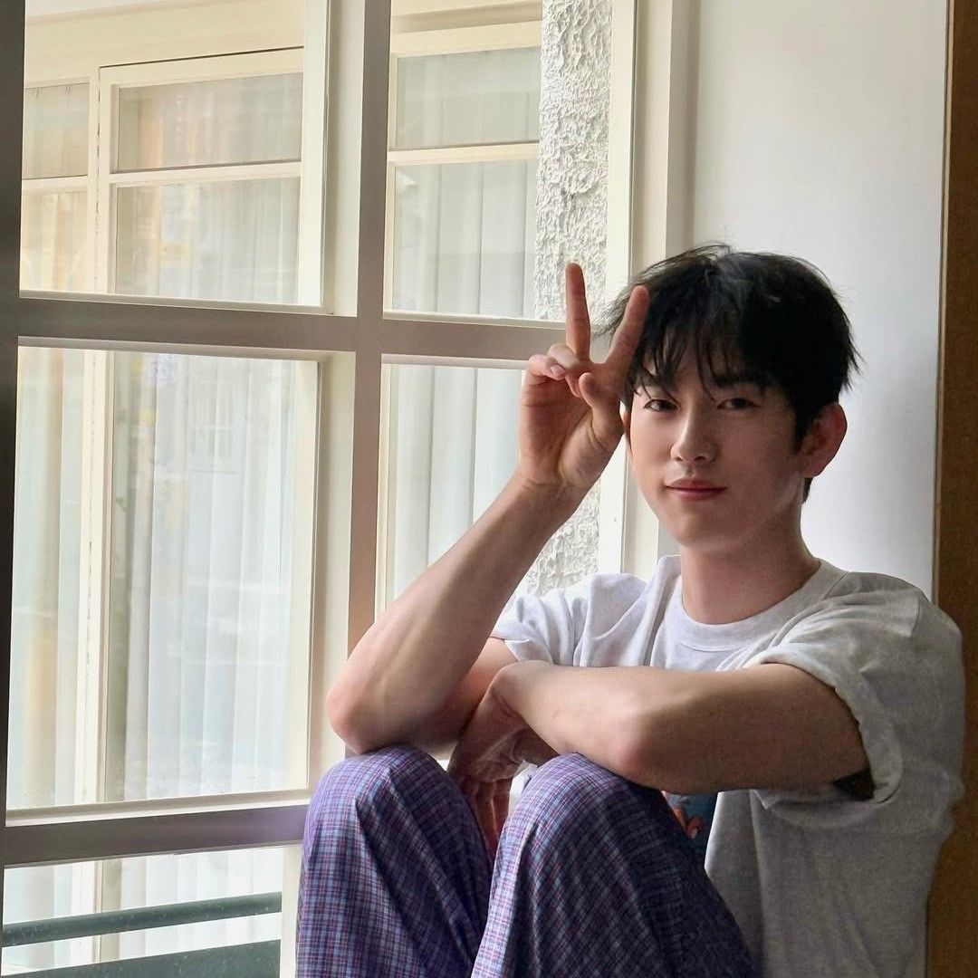 Behind-the-scenes cut of Park Jinyoung
