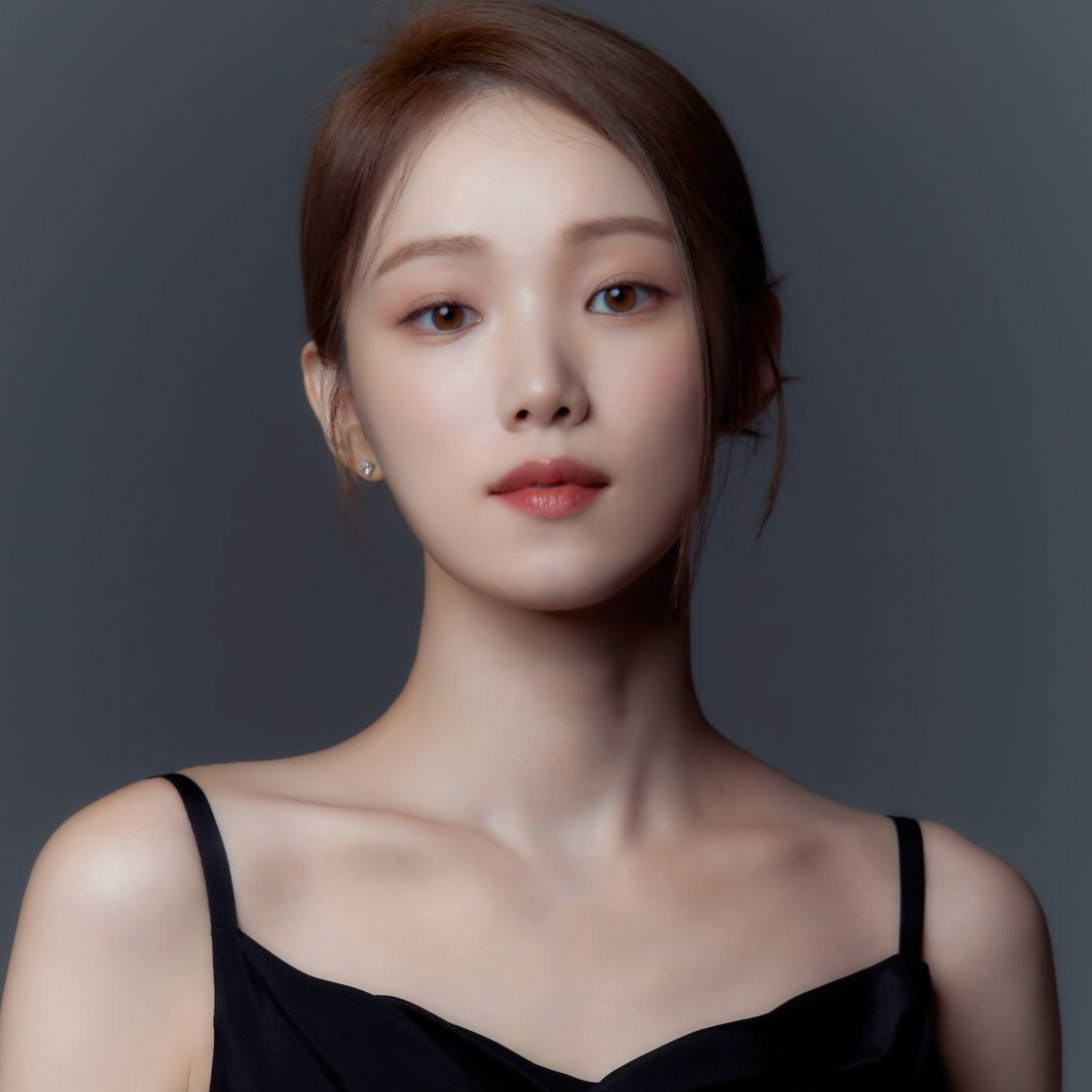 Behind-the-scenes cut of Lee Sungkyung