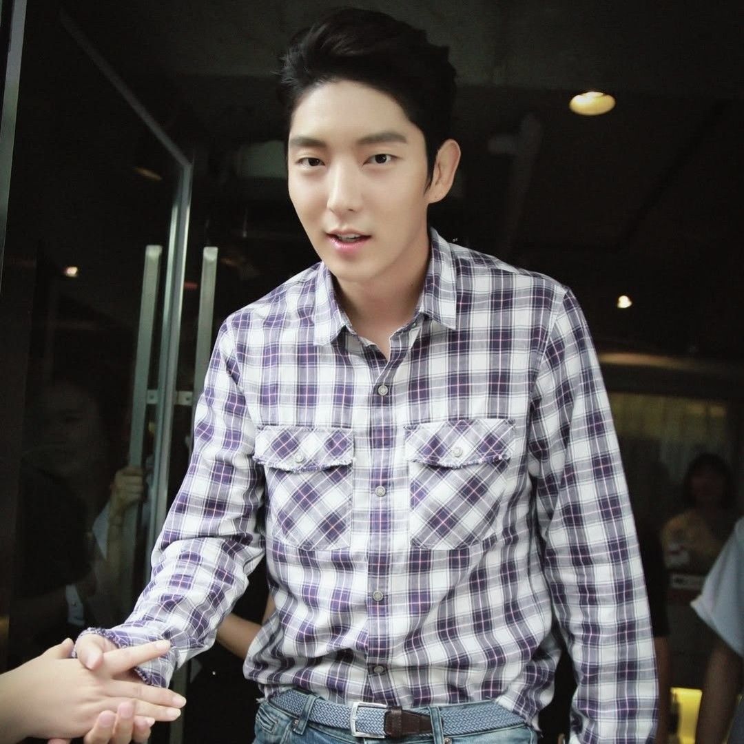 A moment captured by a fan of Lee Joongi