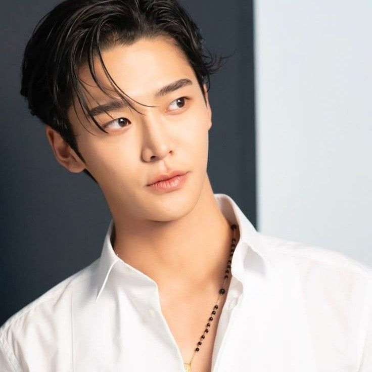 Behind-the-scenes cut of Rowoon