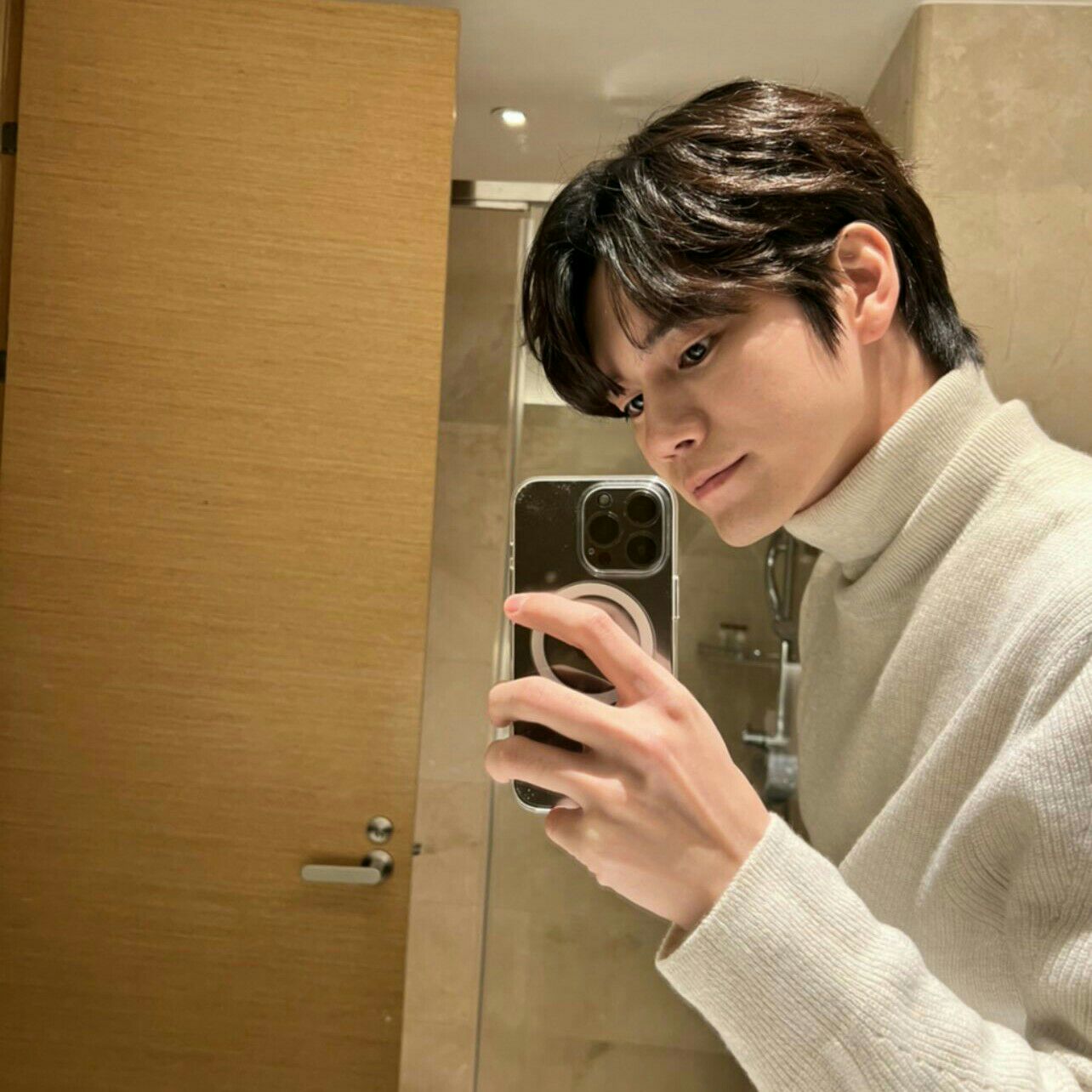 Behind-the-scenes cut of Ong Seongwu