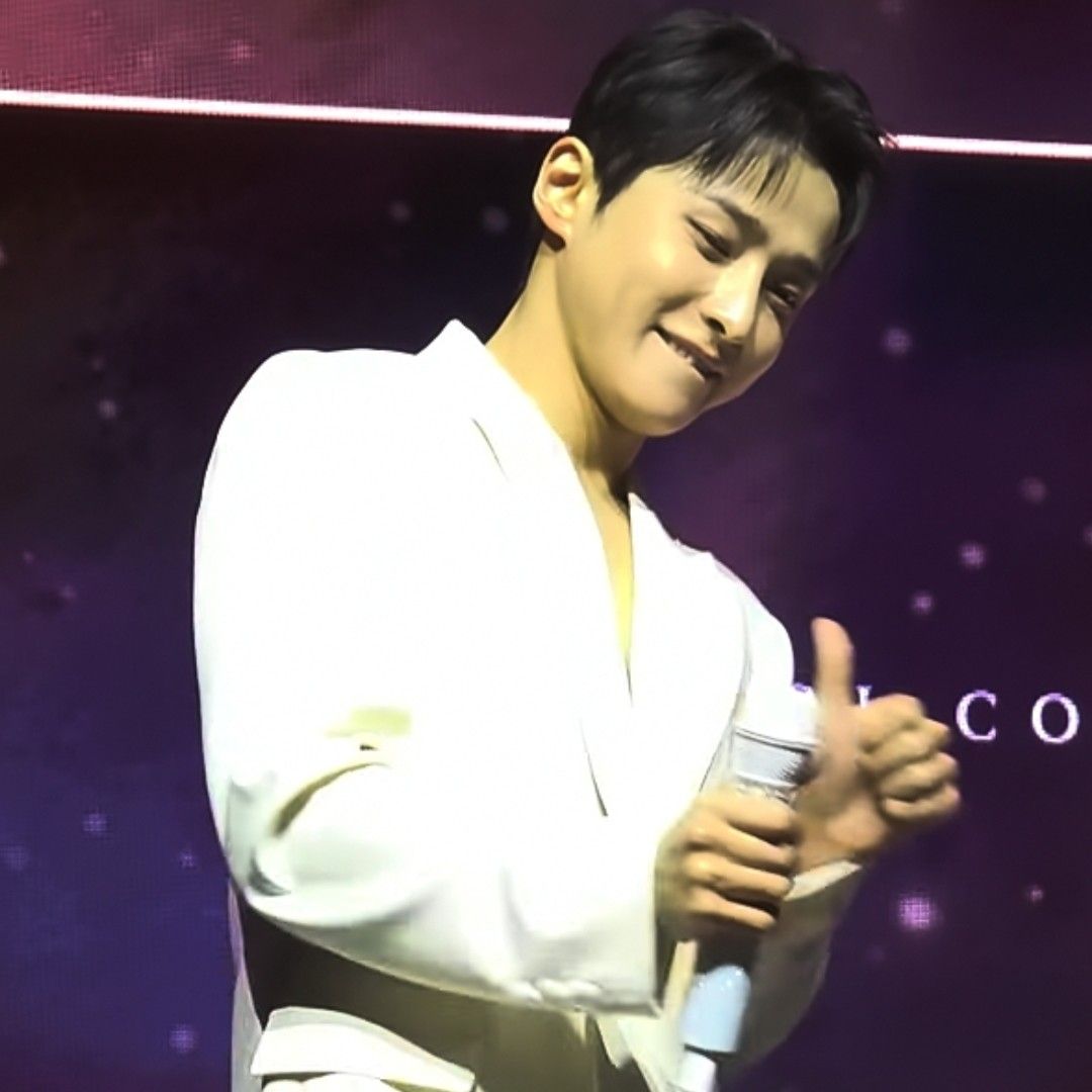 A moment captured by a fan of Seong Ri