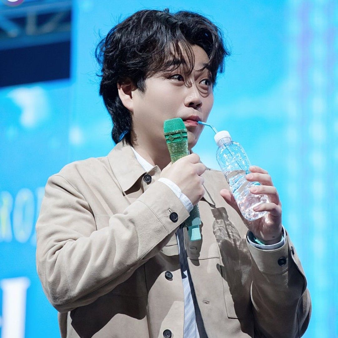 A moment captured by a fan of Hwang Youngwoong