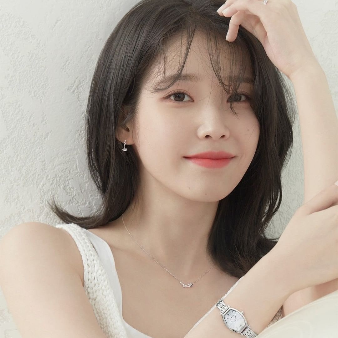 Behind-the-scenes cut of IU