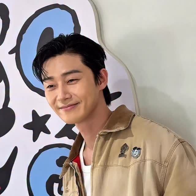 A moment captured by a fan of Park Seojoon