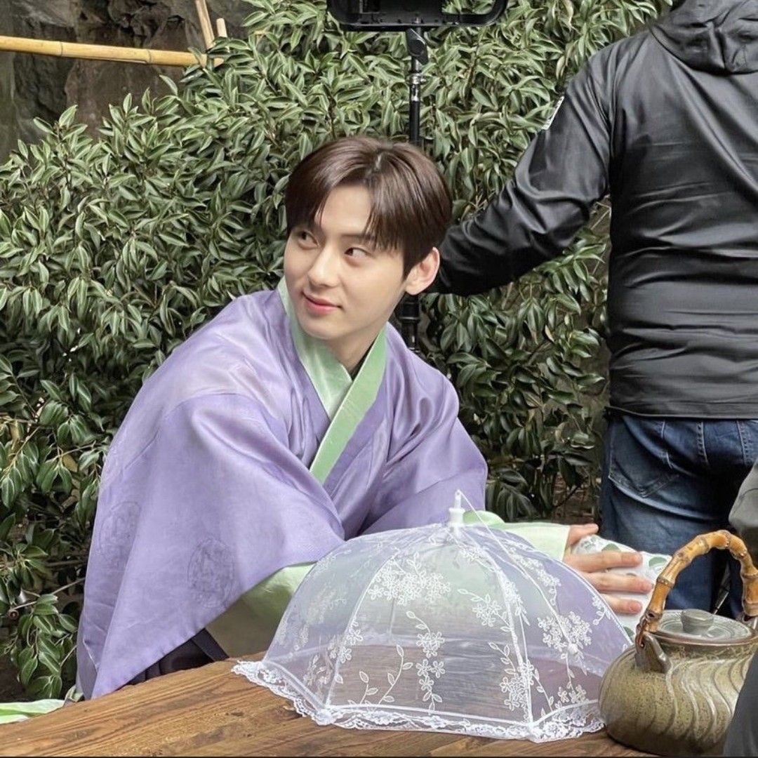 A moment captured by a fan of Hwang Minhyun