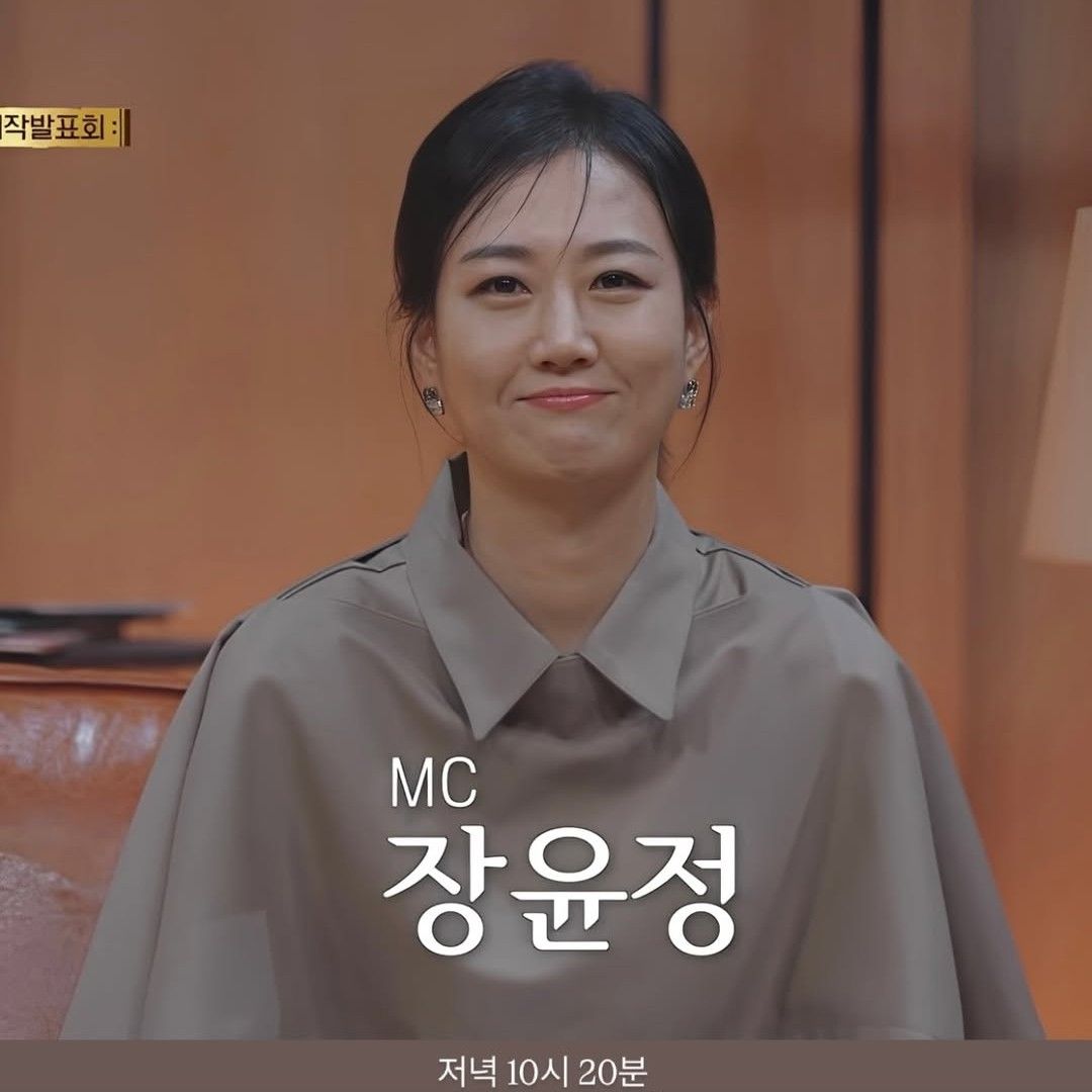 A moment captured by a fan of Jang Yoonjeong