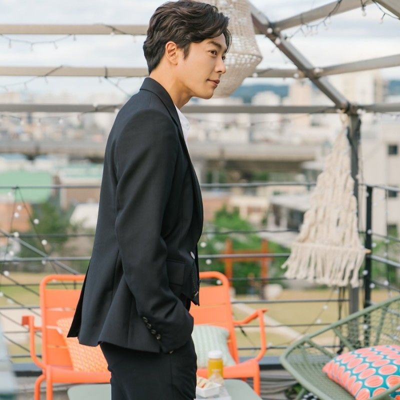 粉丝拍下的金材昱瞬间