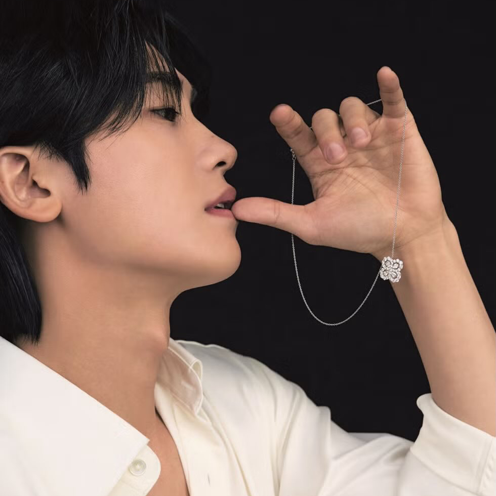 Behind-the-scenes cut of Park Hyungsik