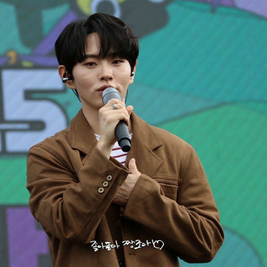 A moment captured by a fan of Lee Byeongchan