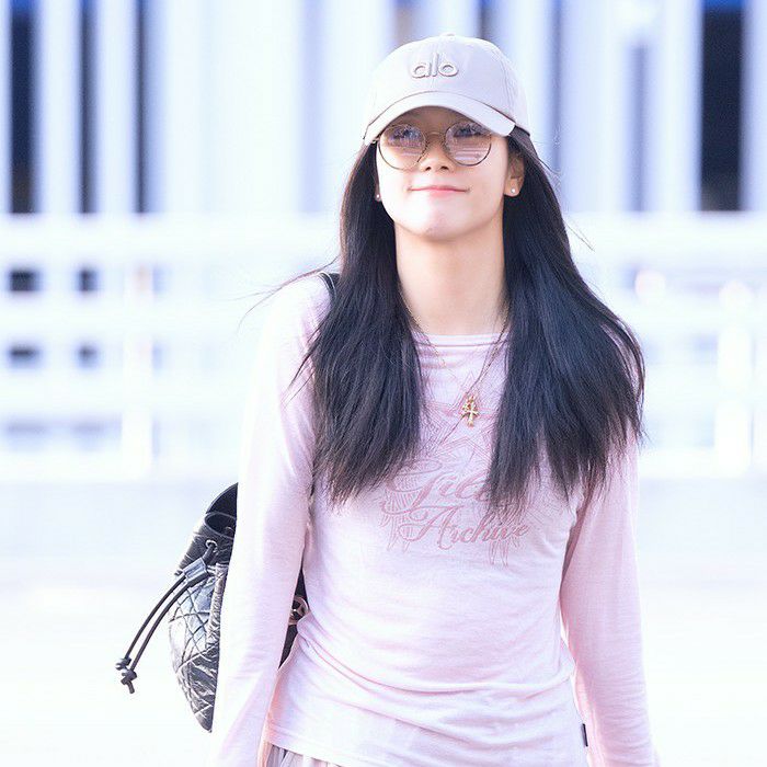 Latest photo of Jisoo (1995)