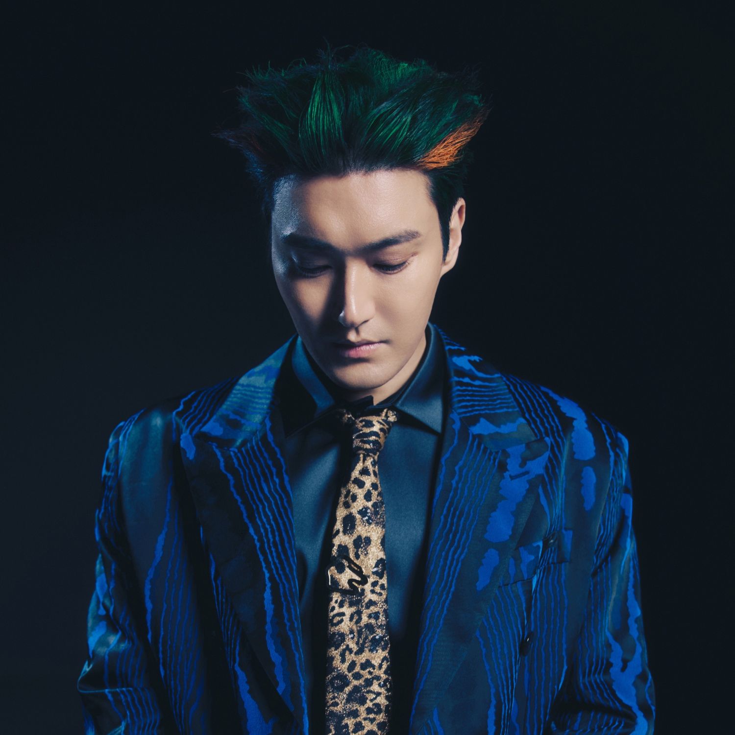 Recent activity shot of Choi Siwon