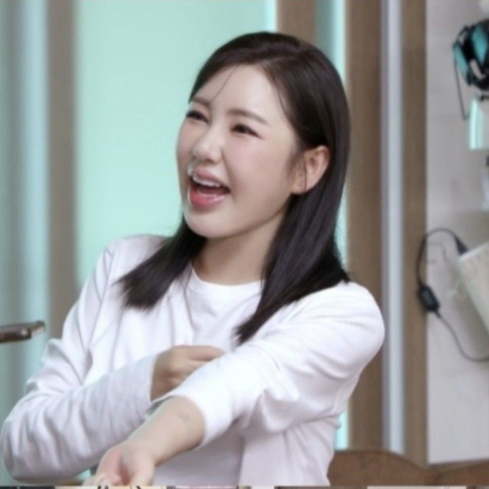 A moment captured by a fan of Song Gain