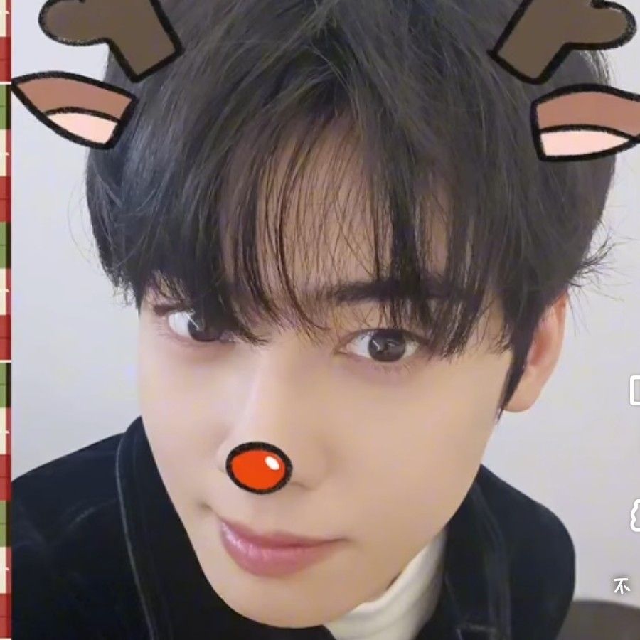 A moment captured by a fan of Cha Eunwoo