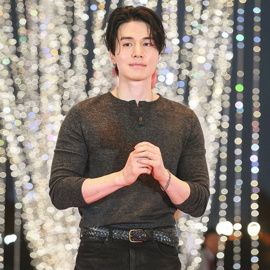 Recent activity shot of Lee Dongwook