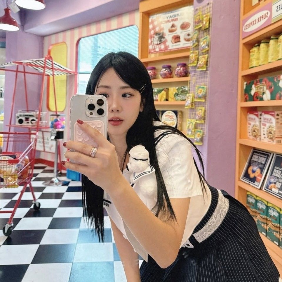 Behind-the-scenes cut of Kang Hyeyeon