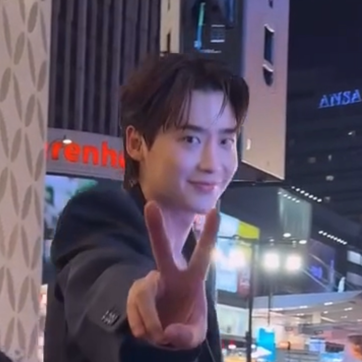 A moment captured by a fan of Lee Jongsuk