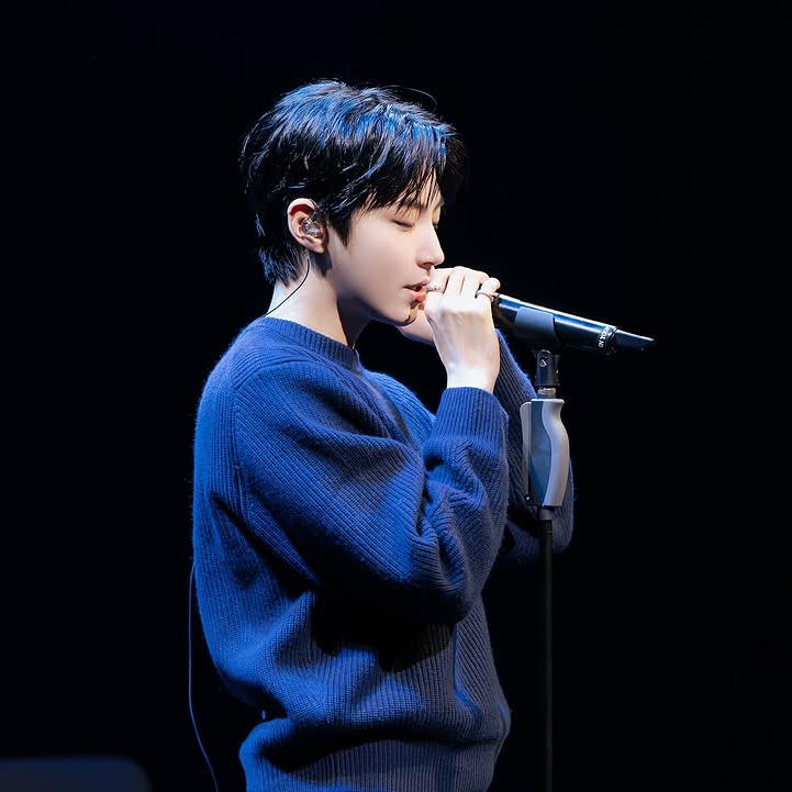 A moment captured by a fan of Hwang Inyoup