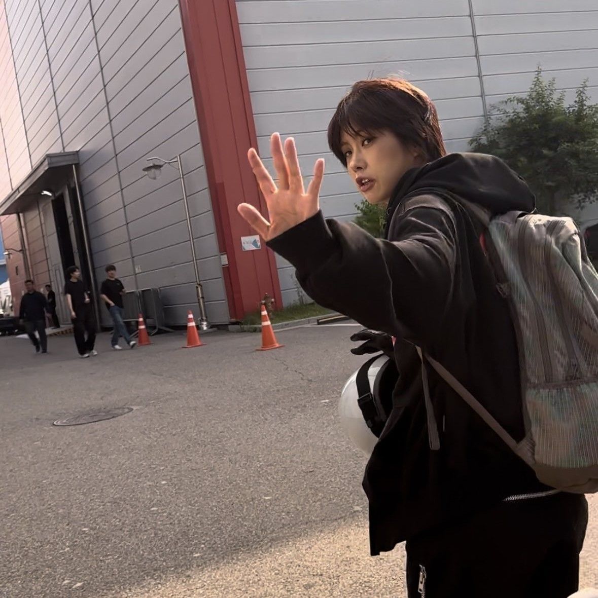 Behind-the-scenes cut of Aiki
