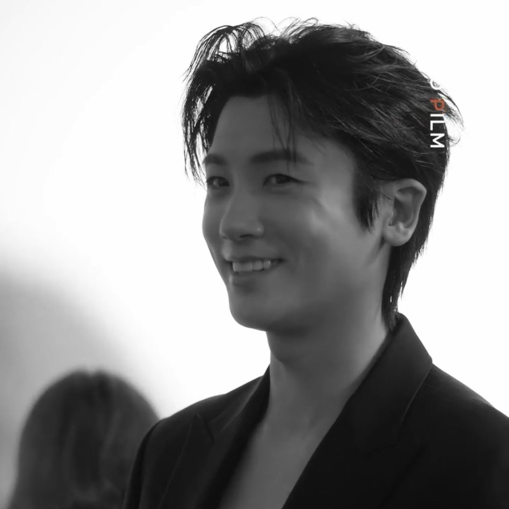 A moment captured by a fan of Park Hyungsik