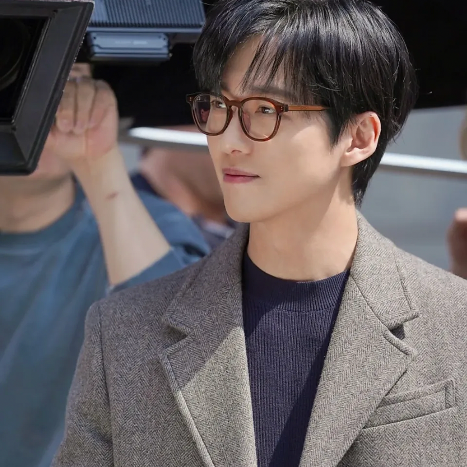 Behind-the-scenes cut of Namkoong Min