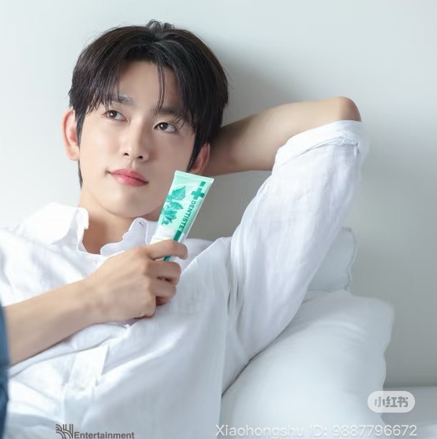 A moment captured by a fan of Park Jinyoung