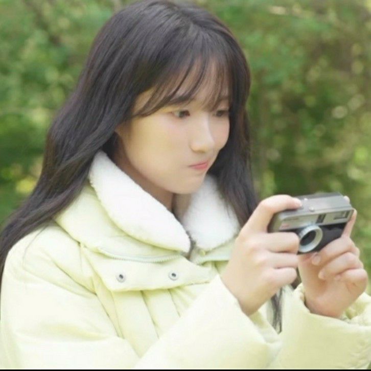 Behind-the-scenes cut of Kim Hyeyoon