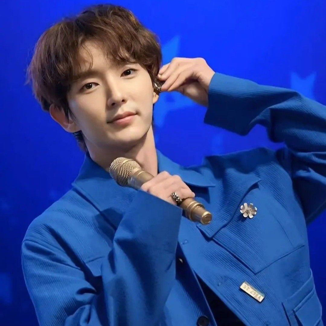 A moment captured by a fan of Lee Joongi