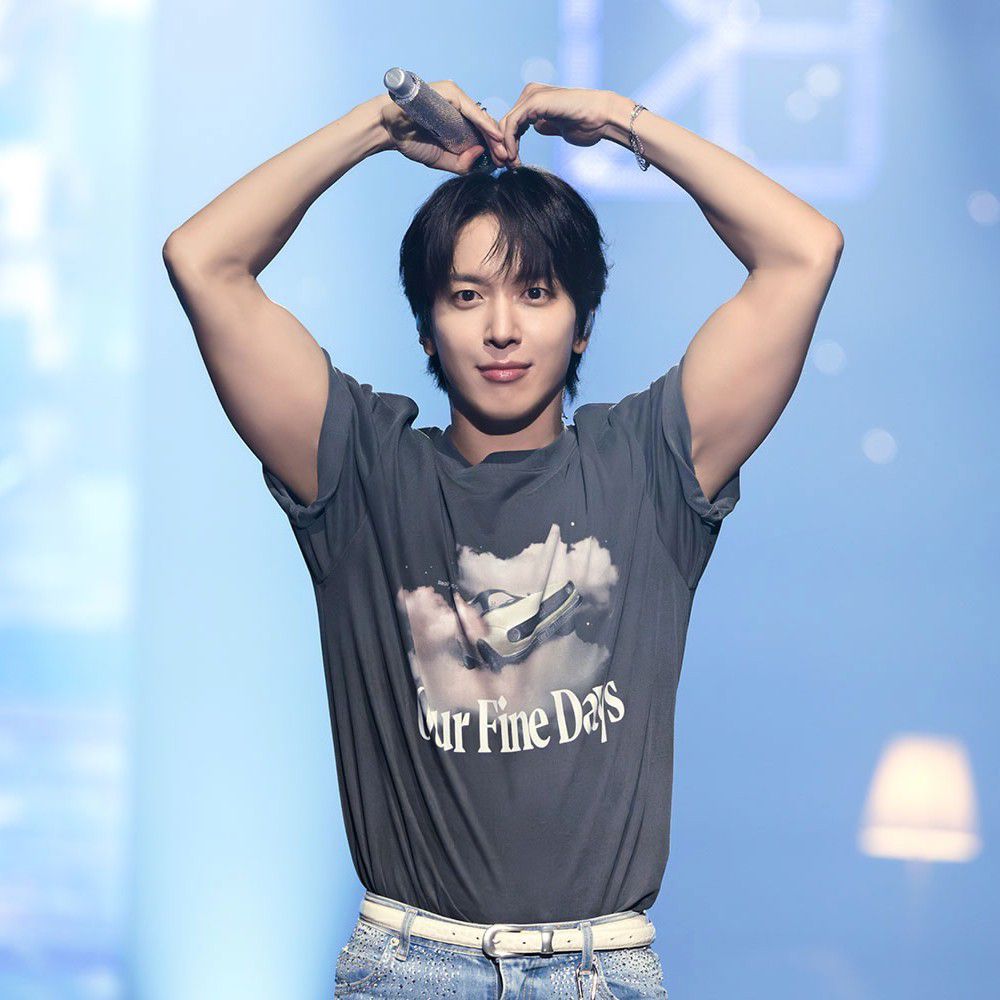 A moment captured by a fan of Jung Yonghwa