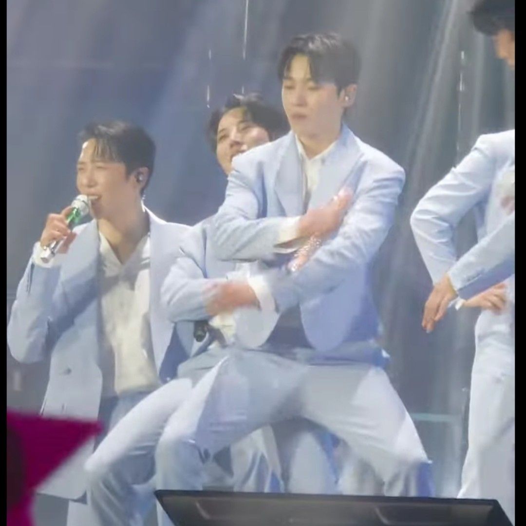 A moment captured by a fan of Seong Ri