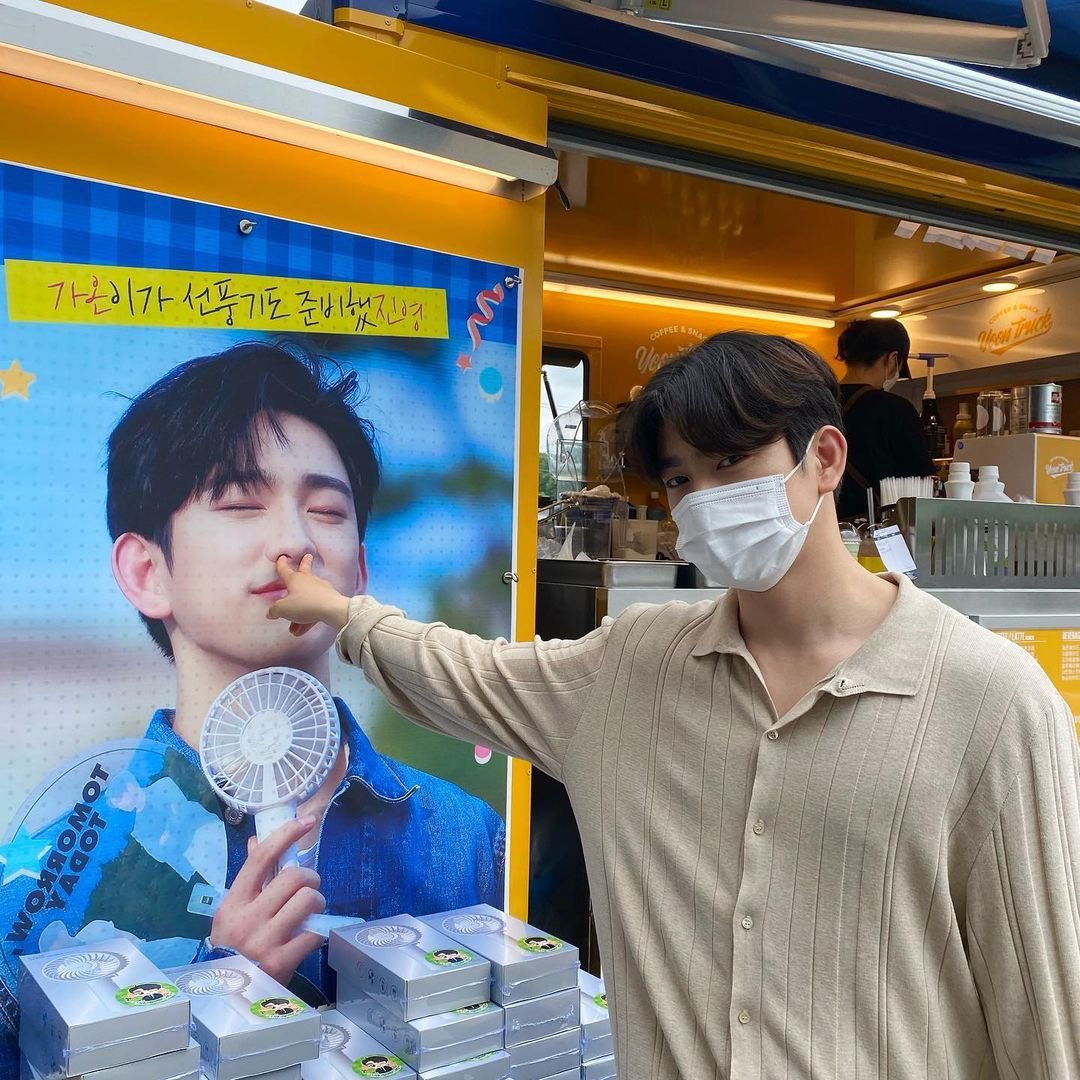 Recent activity shot of Park Jinyoung