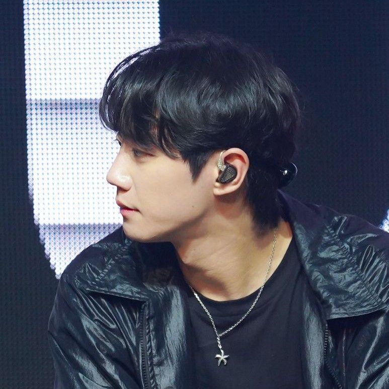 Behind-the-scenes cut of Lee Junyoung