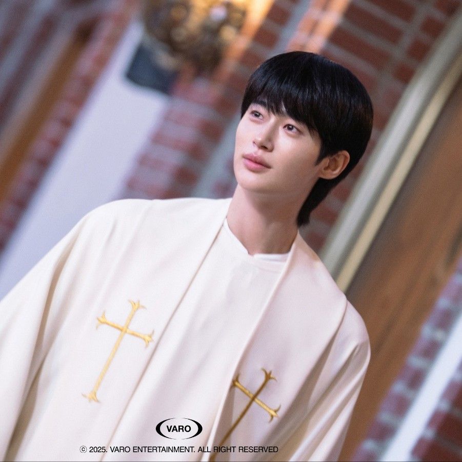 Behind-the-scenes cut of Byeon Wooseok