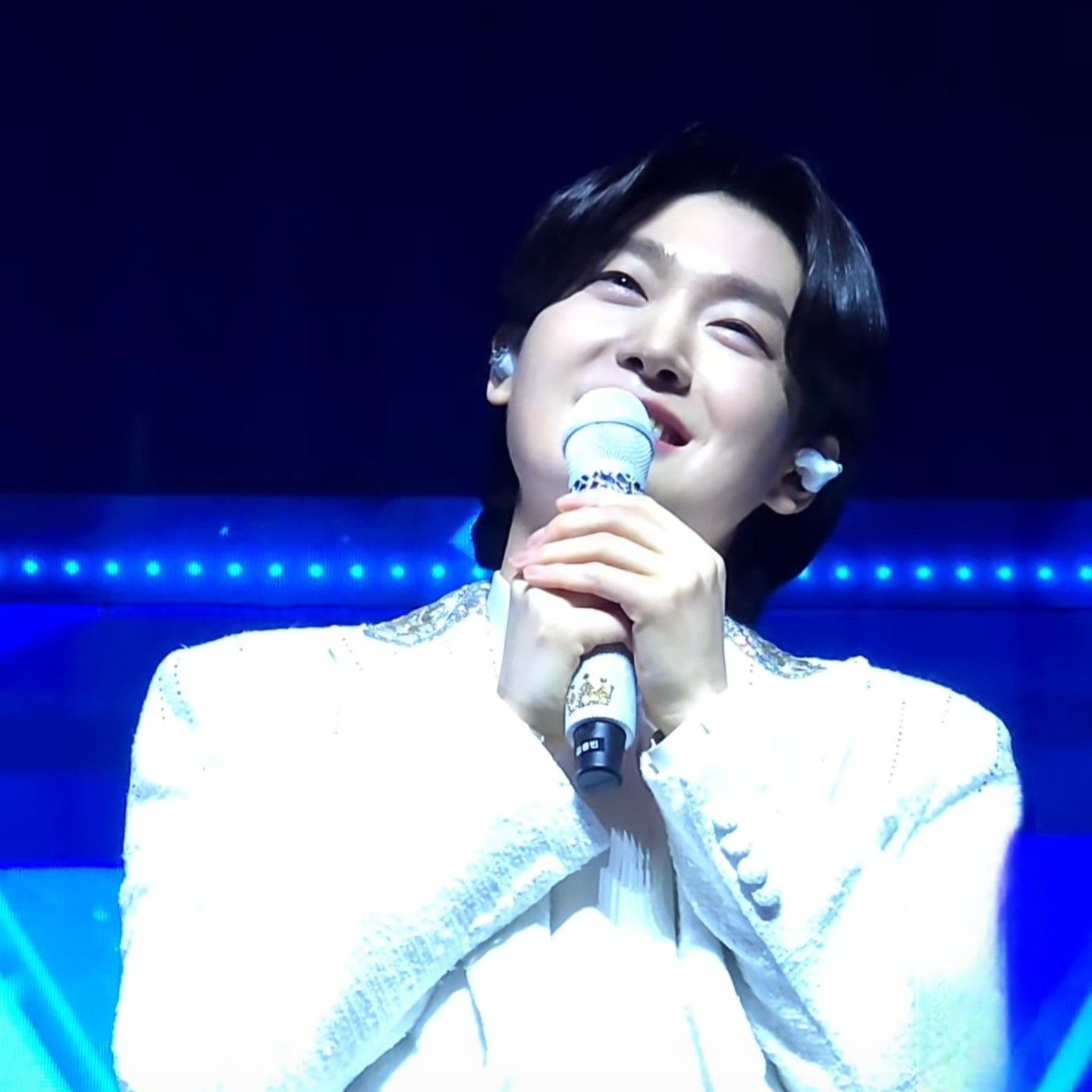 오늘 가장 핫한 셀럽 커뮤니티 피드