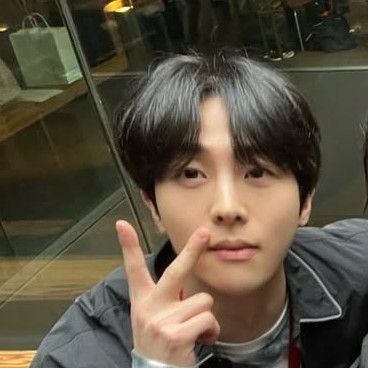 Behind-the-scenes cut of Kim Mujun